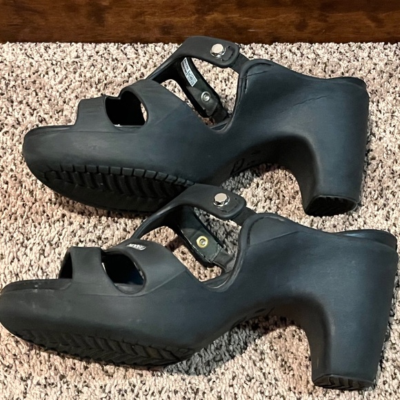 CROCS heels (Black & white) Size 9 - Picture 9 of 9